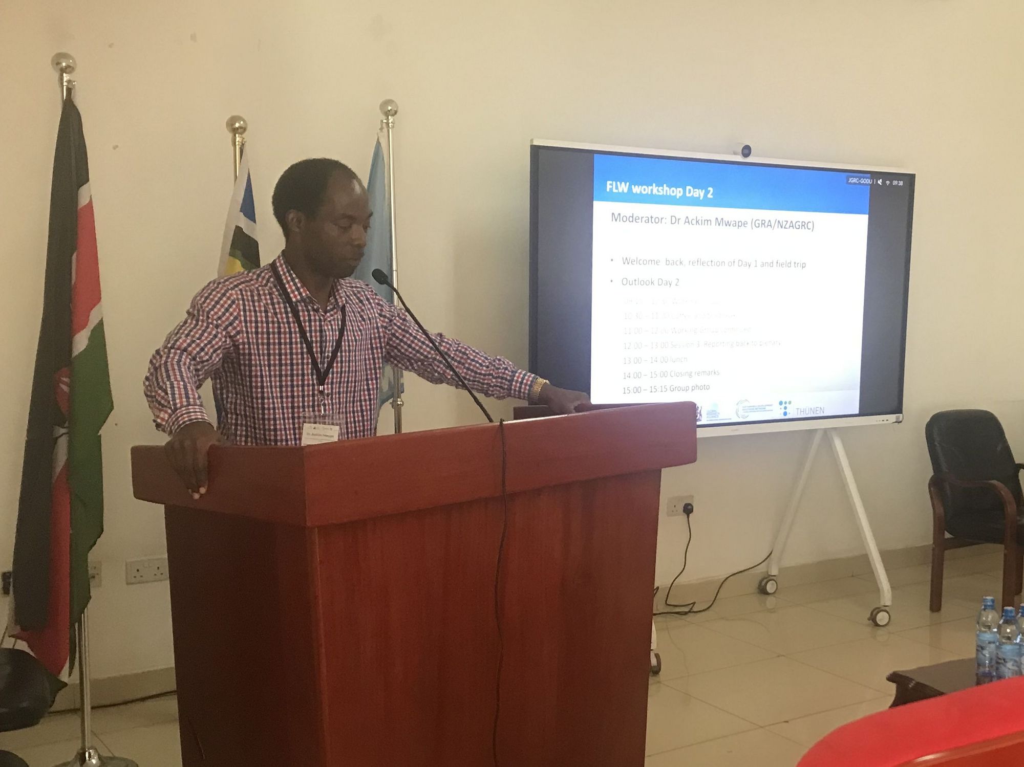 Dr Ackim Mwape (GRA) provides a summary of day 1 to the participants.