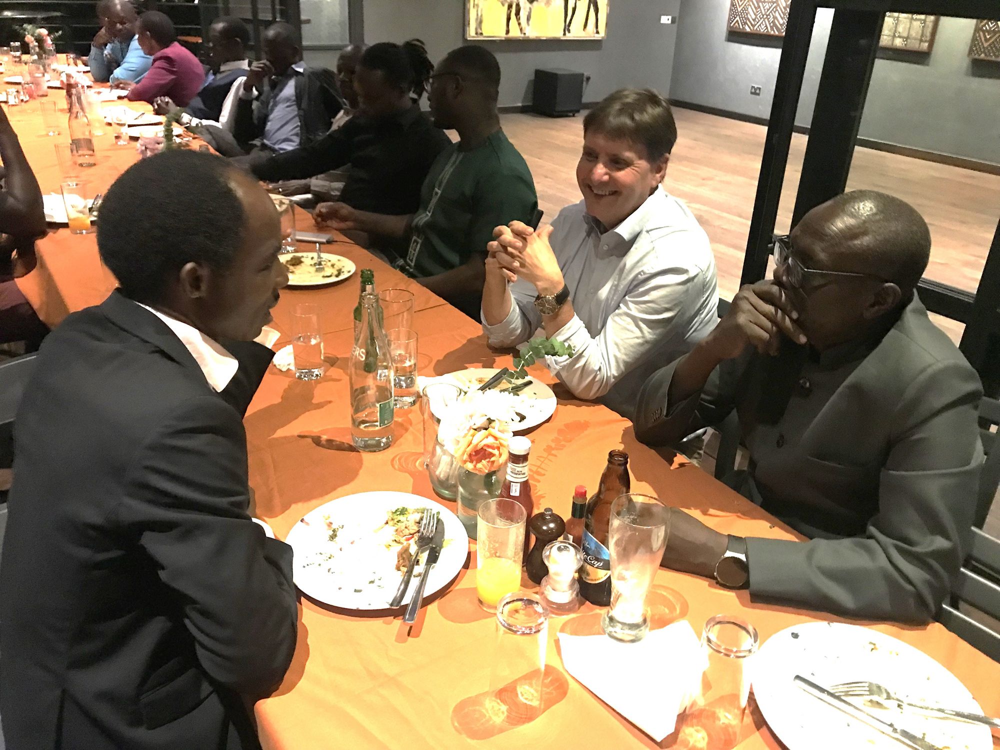 The participants connect during the networking dinner and share further experiences.